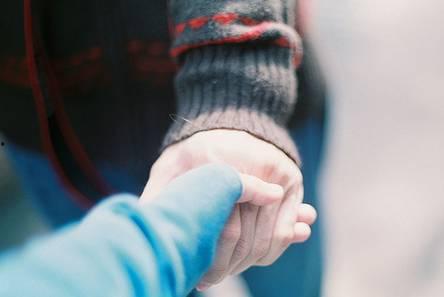 男人牵手搞笑视频,笑料百出！搞笑视频带你领略男人间的欢乐时光